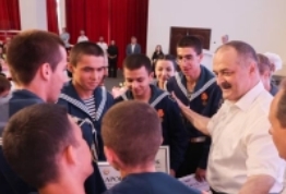 Глава республики Сергей Меликов вручил денежное вознаграждение дагестанским выпускникам:
